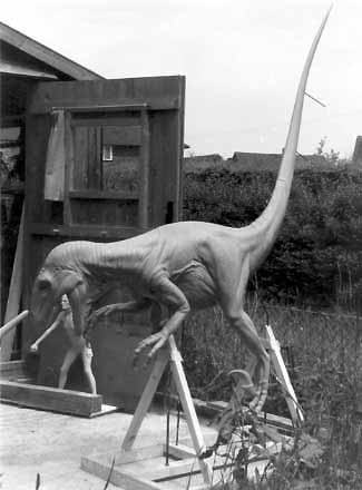 Deinonychus sculpt B&W